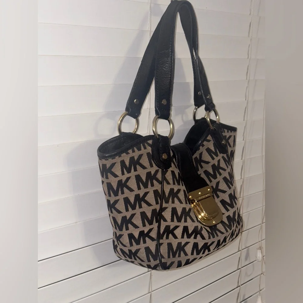 Micheal Kors Monogram Double Strap Handbag With Attached Gold Tone Lock Closure - Picture 3 of 13